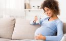 Donna in dolce attesa consuma latte, alimento non presente tra i cibi da non mangiare in gravidanza