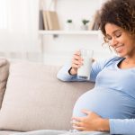 Donna in dolce attesa consuma latte, alimento non presente tra i cibi da non mangiare in gravidanza