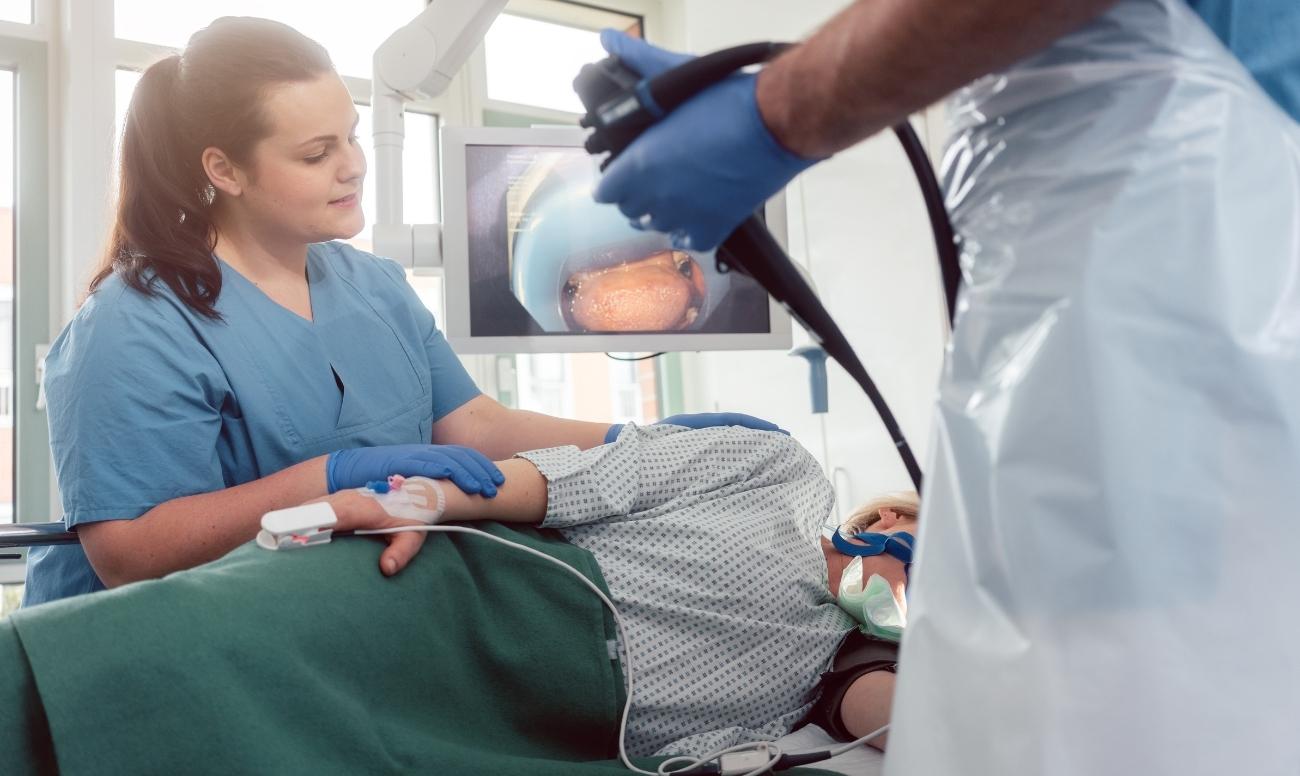 Medici eseguono una gastroscopia, esame per individuare la presenza di reflusso gastroesofageo